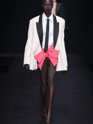 Valentino Couture весна-лето 2023 (97982-Valentino-Couture-SS-2023-b.jpg)