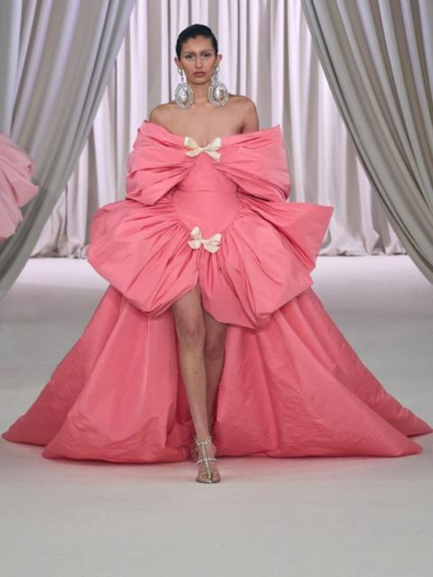 Giambattista Valli Couture весна-лето 2023 (97997-Giambattista-Valli-SS-2023-01.jpg)