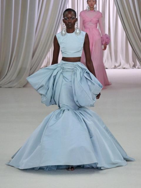 Giambattista Valli Couture весна-лето 2023 (97997-Giambattista-Valli-SS-2023-02.jpg)