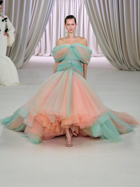 Giambattista Valli Couture весна-лето 2023 (97997-Giambattista-Valli-SS-2023-08.jpg)