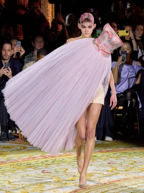 Viktor & Rolf Couture весна-лето 2023 (98178-Victor-Ralf-Couture-FW-2023-03.jpg)