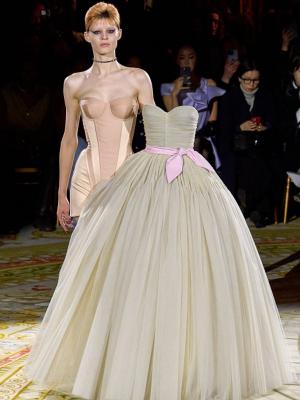 Viktor & Rolf Couture весна-лето 2023 (98178-Victor-Ralf-Couture-FW-2023-07.jpg)