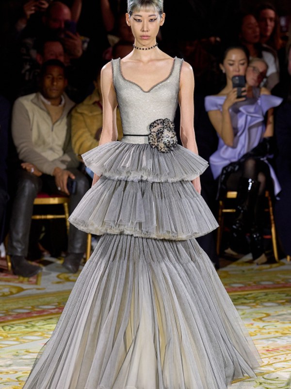 Viktor & Rolf Couture весна-лето 2023 (98178-Victor-Ralf-Couture-FW-2023-09.jpg)