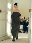 Последние коллекции The Row – это осмысленная простота, которая для сестер Олсен является максимальной роскошью. В рамках Недели моды в Париже были представлены пальто, дорожные накидки, костюмы свободного покроя, клетчатые платья и кашемировые одеяния, чем-то напоминающие монашеские одеяния. 