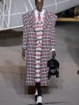 На Нью-Йоркской неделе моды Том Браун устроил практически театральный перформанс, где одежда явилась формой пересказа «Маленького принца» Антуана де Сент-Экзюпери на языке моды. Особое место в коллекции заняли твидовые пальто, которые выглядели весьма своеобразно.