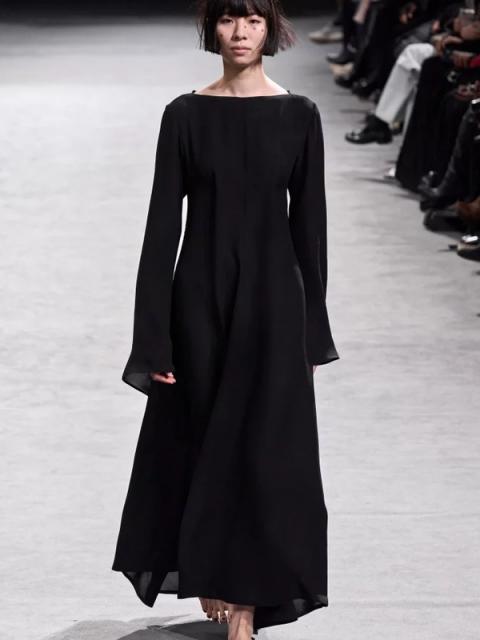 Yohji Yamamoto FW-2023/24 (осень-зима 2023/24) (99037-Yonji-Yamamoto-FW-2023-01.jpg)