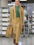 Новая коллекция Fendi Menswear весна-лето 2024, представленная на новой фабрике бренда в Капаннучче под Флоренцией, отражает его приверженность инновациям и высокому мастерству. Дизайнер Сильвия Вентурини Фенди вдохновилась историческими связями между Fendi и Флоренцией, где ее бабушка училась искусству обработки кожи почти столетие назад. Коллекция воплощает в себе уникальный стиль и качество, которые являются характерными чертами бренда.