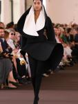 Даниэль Роузберри продемонстрировал свою сюрреалистическую коллекцию Schiaparelli Couture осень-зима 2023/2024 на Неделе моды в Париже, которая была более свободной, спонтанной и живописной. Он использовал техники, которые позволили ему более глубоко погрузиться в коллекцию, не ставя целью шокировать публику.