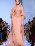 Коллекция Elie Saab Couture осень-зима 2023 является воплощением изысканности и роскоши. Дизайнер продемонстрировал свое мастерство в создании уникальных и красивых нарядов, которые подчеркивают женственность и элегантность. Добавление моделей для мужчин расширило ассортимент бренда и показало, что высокая мода не только для женщин.