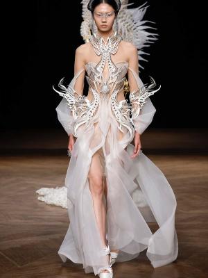 Iris van Herpen Couture осень-зима 2023 (99968-Iris-Van-Herpen-Couture-2023-03.jpg)