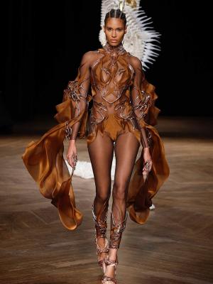 Iris van Herpen Couture осень-зима 2023 (99968-Iris-Van-Herpen-Couture-2023-07.jpg)